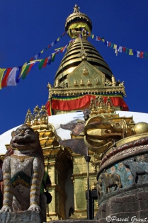  Grand stupa du temple de Swayambunath (monkey temple) à Katmandou. A droite de l'entrée du temple, le sceptre rituel, le vajra de bronze (dordje en tibétain) il représente le masculin (la cloche représentant le féminin), mais aussi le chemin vers la connaissance, l'efficacité permettant de surmonter tous les obstacles.