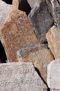  Les sept syllabes du mantra ‟Om Mani Padme Hum‟ gravées dans les plaques de pierre.