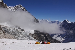  Notre camp à 5400 m sur le glacier au pied du Pachermo, à l'abri des chutes de pierre !