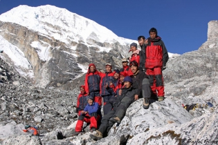  L'équipe Trinetra, porteurs, cuisinier et guides devant l'objectif du trek: le Pachermo.