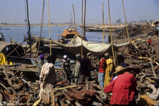  Le port de Mopti, les pinasses assurent le transport des marchandises sur le fleuve Niger.