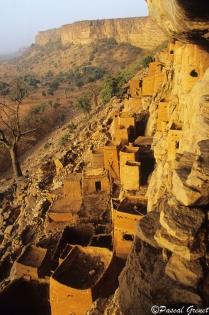  Tout le long des 200 km de cet accident géologique, se sont implantés de nombreux villages Dogons.