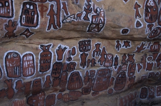  Peintures rituelles sur cette falaise, lieu où se pratiquent la circoncision et l'excision.