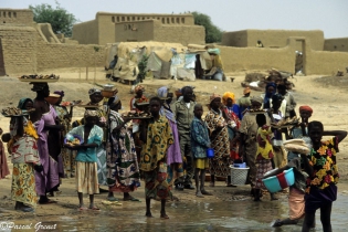  Petit commerce à chaque étape sur les bords du fleuve Niger.
